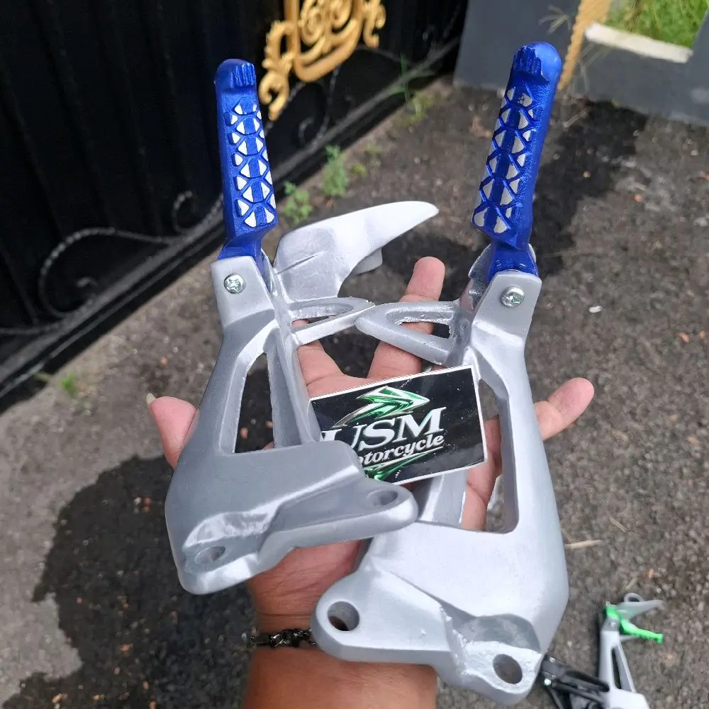 DUDUKAN POSTEP VEGA R NEW POWER + STEP THAILAND APRILIA PIJAKAN KAKI BELAKANG SATU SET (SILVER BIRU)