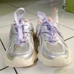 BOMBBEAR  YN-6511 Sepatu Sekolah Anak Dengan Fashion Sneakers bahan Strap Velcro Mesh Breathable Premium, Kualitas Nyaman Lentur Ringan Desain Ergonomis untuk Aktivitas Aktif Si Kecil! warna Putih, Abu abu dan Ungu dengan ze 26-36