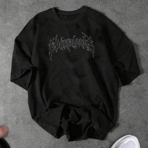 Personalización por imagenCamiseta para Hombre (Negra, Ajuste Regular) Con gráfico en tono negro, ideal como ropa de entrenamiento; su estilo versa también para looks góticos, de "valiente" o de banda negra, fusionando funcionalidad deportiva con estética