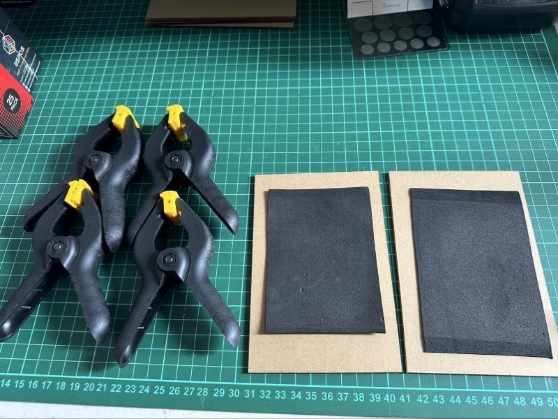 Card Press Tools ini dirancang khusus untuk kolektor Pokémon TCG & Trading Card yang ingin merapikan kartu dengan cara aman, stabil, dan terkontrol.