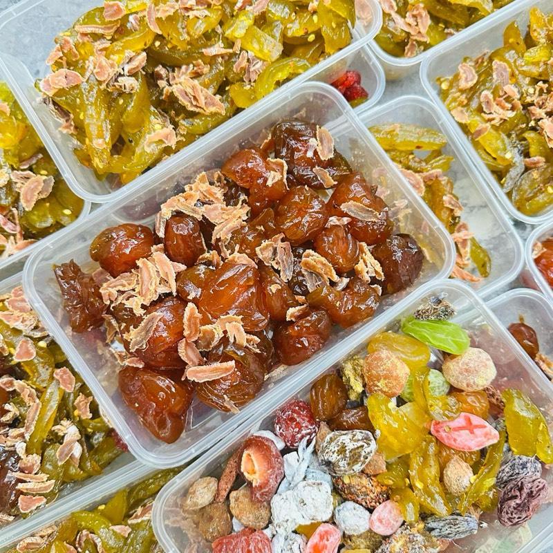   Mua 2 tặng 1  Cóc sấy dẻo lắc xí muội & mận sấy dẻo lắc xí muội tặng 1 hộp omai mix vị- Ăn vặt nhà Hân97 