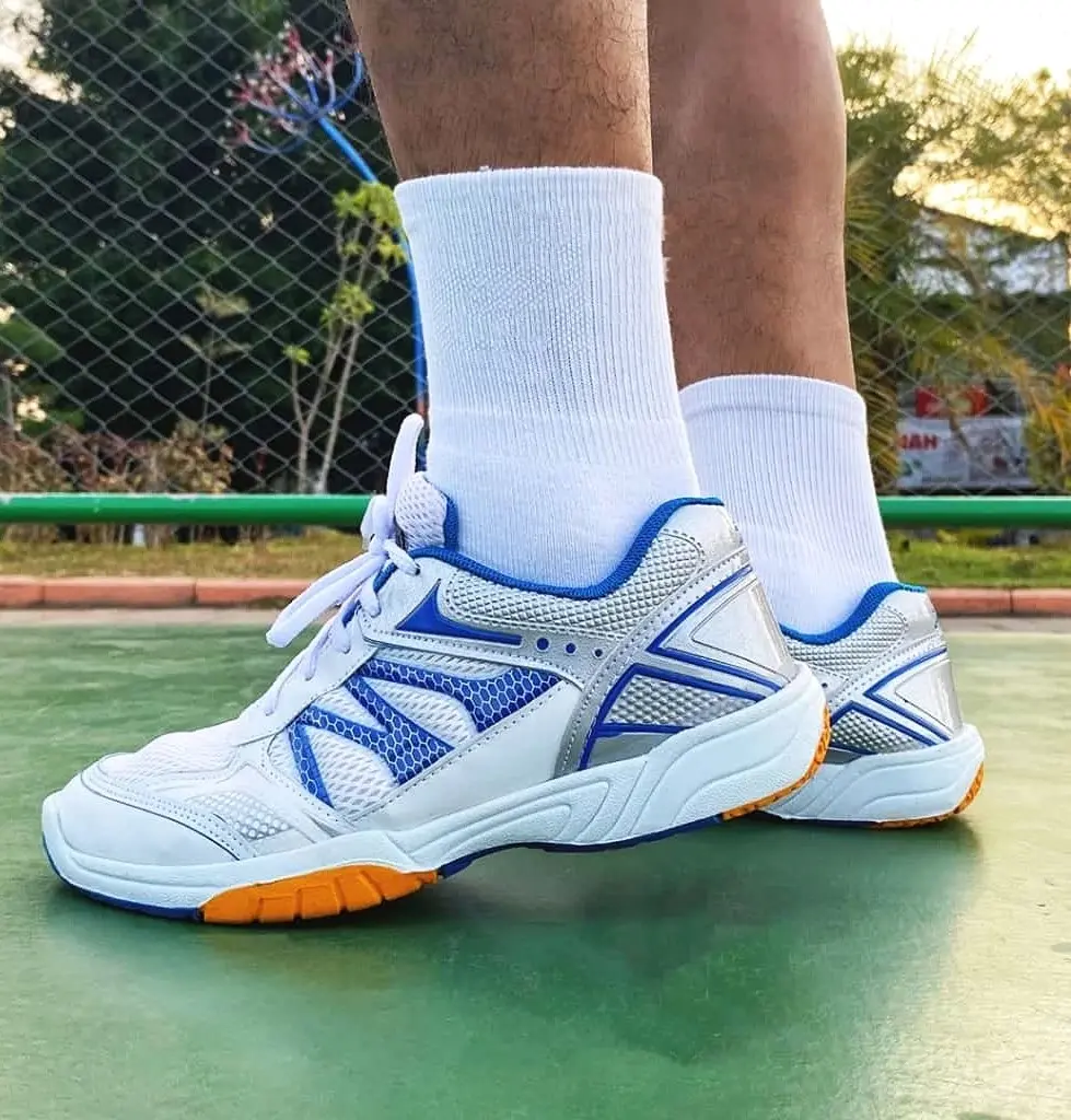 SEPATU OLAHRAGA BADMINTON VOLLY TENNIS BULUTANGKIS JAMES.02