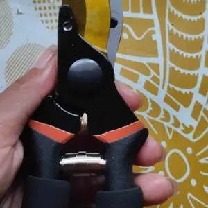 CASTA Gunting Tanaman SK5 Kuat & Tajam – Pemangkas Ranting, Dahan, Bunga, Cocok untuk Taman Rumah, Dilengkapi Pegas & Lock Safety
