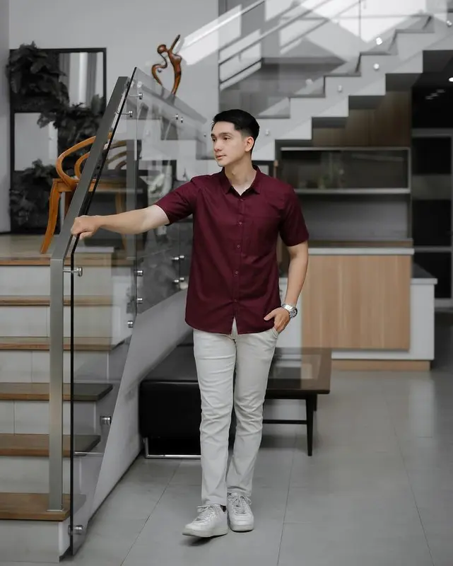 Kemeja Polos Basic Pria Lengan Pendek Warna Burgundy 0