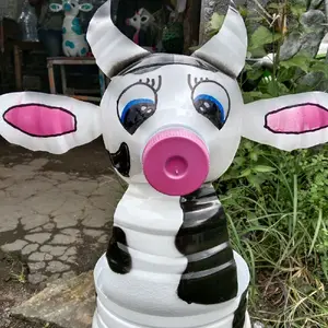 Pot Bunga dengan bentuk Sapi