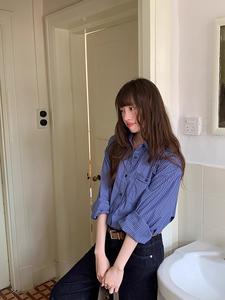 レイニー韓国風ゆったり肩幅落としストライプ長袖シャツ、春秋女性用ヴィンテージブルーブラウス、多用途トップス