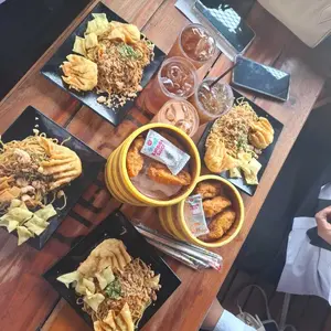 Cetak Foto Polaroid 2r (ISI 30) BONUS 6 FOTO Kertas Premium Super Glossy 210gsm Hasil Tajam Cerah & Warna Akurat Proses Cepat Langsung Jadi Cocok Buat Kado, Hadiah Ulang Tahun, Souvenir