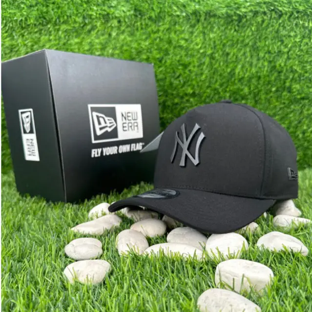 NY Black On Black Logo Besi / Topi Premium
