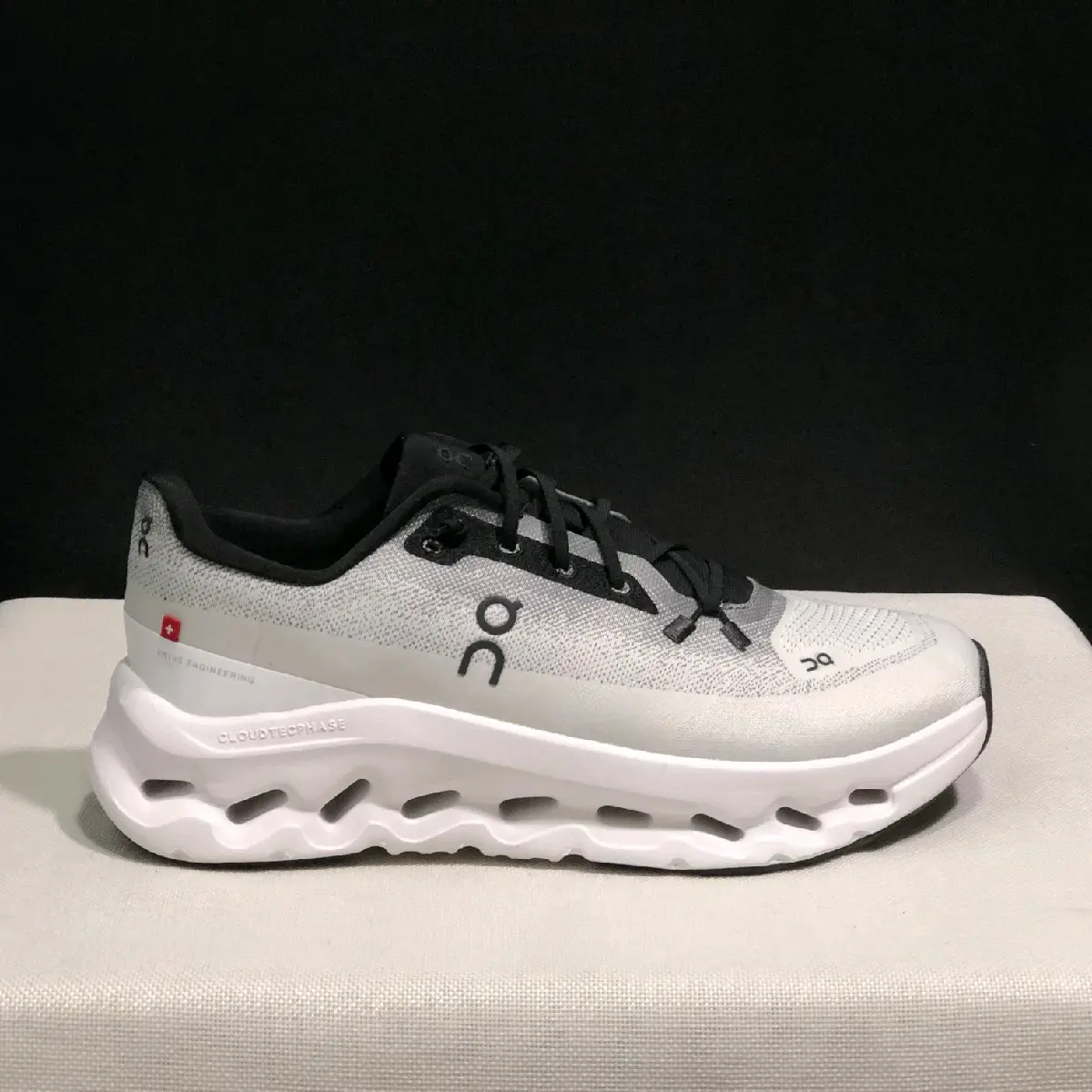 SEPATU ON CLOUDTILT BLACK IVORY
