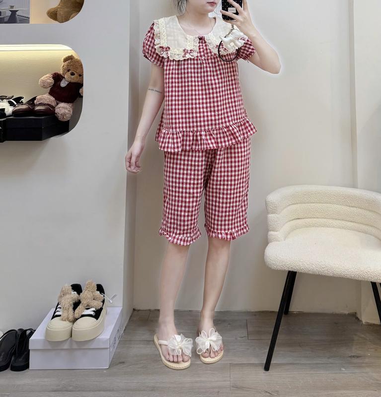 Bộ đồ ngủ mặc nhà nữ Hh áo cộc tay bồng nhẹ cổ vuông hải quan thuỷ thủ màu be trơn 1 màu phối viền ren Đính 4 chiếc nơ dáng áo xoè baby quần lửng ngang gối hoạ tiết kẻ caro đũi mềm êm mát lạnh