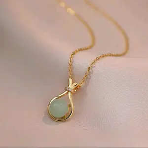 Kalung Titanium Wanita terbaru Viral 2024 Liontin Permata Hijau Anti Karat dan Tidak Luntur Elegan