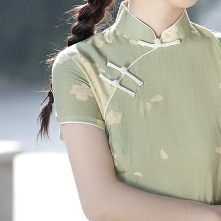 Product Introduction of [New green flower printed short-sleeved cheongsam women] slim and long design, slim and elegant, suitable for women's daily/banquet wear, interpretation of oriental classical charm! 1