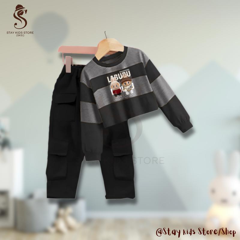 Baju Labubu Anak Perempuan 3-12 Tahun Viral 2025, Kaos oblong salur Bahan BabyTerry, Nyaman dan Gaya untuk Aktivitas Sehari-hari | Stelan baju anak viral | Pakaian anak lucu motif bergaris kekinian | Fashion anak trendy | Otfit labubu celana cargo modis 3