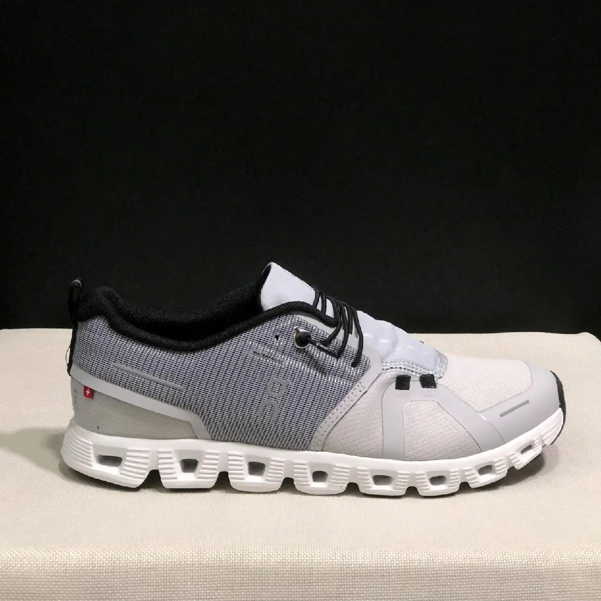 SEPATU ON CLOUD 5 WATERPROOF GREY