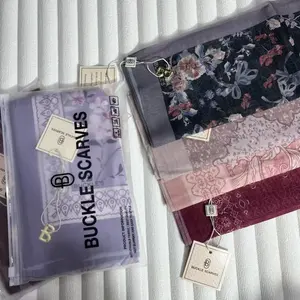 Hijab Motif Buckle Scarves / Segiempat Motif Printing Voal Muslim With Pouch Metal Logo Lembut Mewah Nyaman Square Kerudung Digital