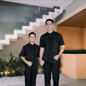 Baju Koko Couple Embos Warna Hitam Ayah Dan Anak Laki Laki Lengan Pendek Bahan katun Toyobo Terbaru Lebaran 2026