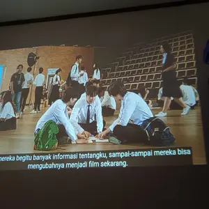 SMOON 320 Projector LCD TV - Proyektor Pintar - 220 ANSI Lumens - TV Android - Fokus Otomatis - Netflix - Google TV - YouTube - Include Kabel HDMI - Live