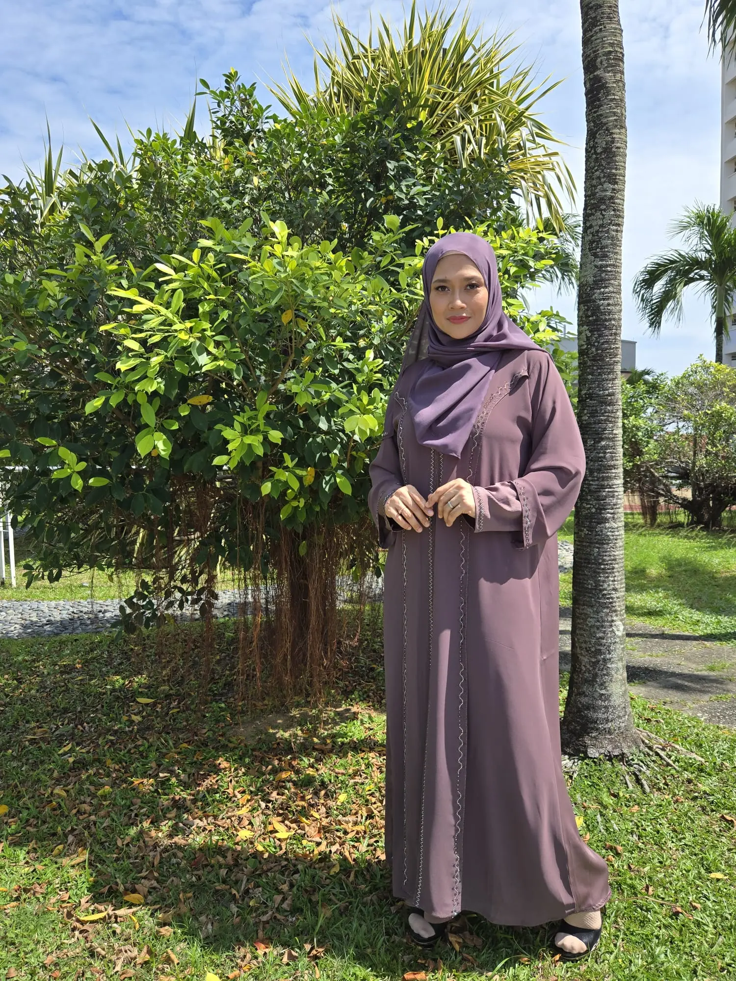 Gorgeous, flowy Dubai Abaya with eye-catching stone work