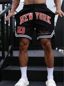 Shorts deportivos para hombre con diseños de Nueva York, Boston y número 23, con elementos deportivos clásicos, contraste rojo y blanco, estilo casual urbano, ideal para el día a día.