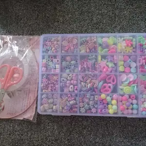 DIY manik manik kalung gelang bando SET PAKET tali kawat gunting mainan edukasi aksesoris kreatifitas anak meronce monte warna warni kotak kerajinan tangan perempuan cewek beaded beads kit 24 montesori montessori kado hadiah mutiara perhiasan bandana