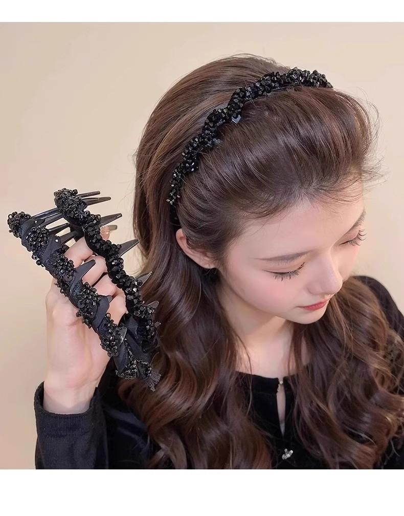 Headbands Bando Rambut Hitam Stylish dengan Manik & Paku | Aksesoris Rambut Wanita Terlaris Bando rambut hitam stylish yang menjadi terlaris! Dihiasi manik berkilau dan paku aksen, cocok untuk dipakai sehari-hari atau acara spesial.