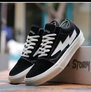 Sepatu pria trendy kekinian sepatu sneakers new ivory vaul strom