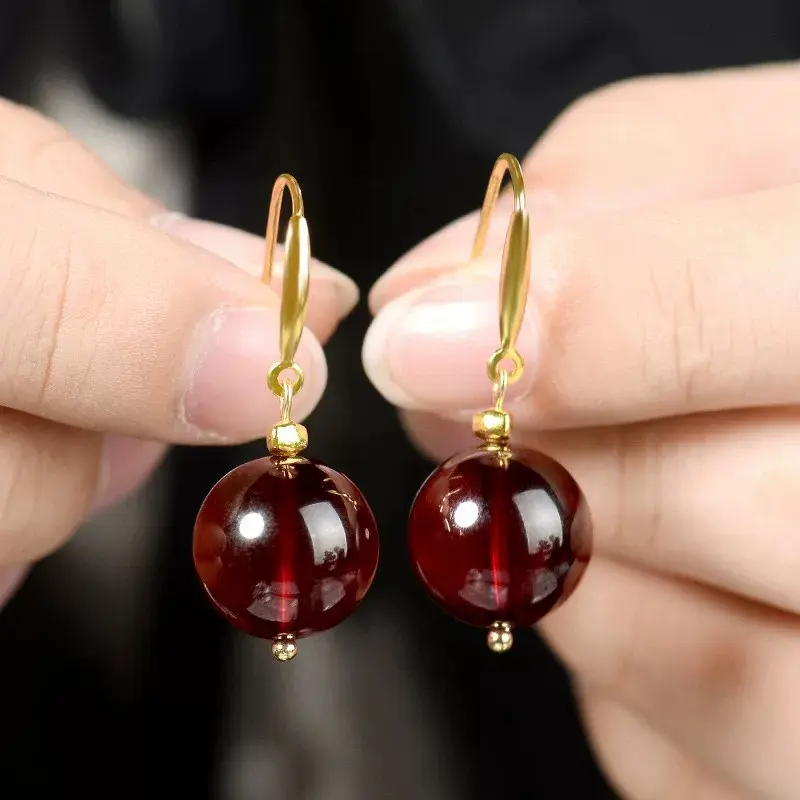 HH Natural ear jewelry made of 925 sterling silver, in a small-batch wine red color.