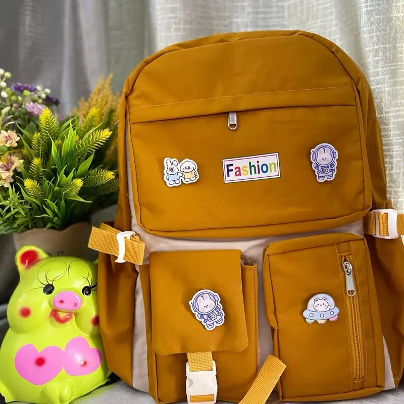Balo cho bé cấp 1 &2 mẫu ngẫu nhiên . Mỗi balo có 6-7 ngăn chứa đồ thoải mái 8
