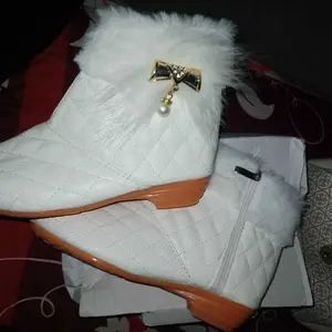 Sepatu boot anak perempuan dengan desain bulu bulu lembut dan menarik Fashion