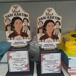 Piala Akrilik Hari Kartini Sticker Custom Plus Tatakan Souvenir Penghargaan Hadiah Lomba Kebaya Unik