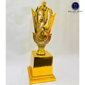PIALA SEPAK BOLA TERBARU | PIALA TATAKAN EMAS | PIALA FIGUR TERBARU TINGGI 30CM