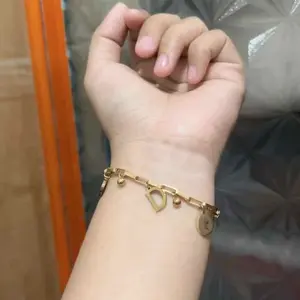 Stainless steel titanium bracelet Queen Elizabeth Korean alphabet elegant and fashionable style Gelang Gold