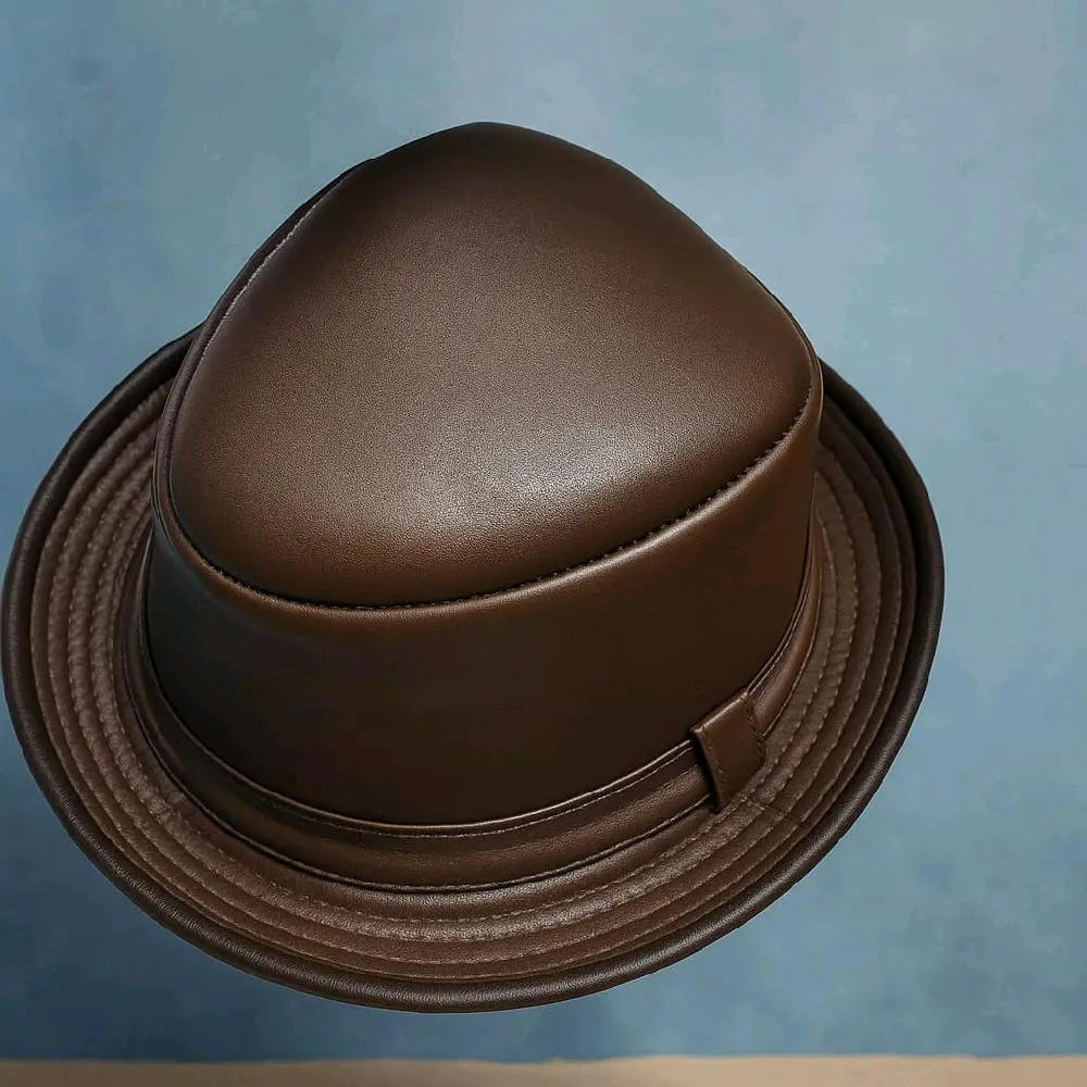 Topi Kulit Coklat Elegan dengan Desain Klasik untuk Penampilan Menarik