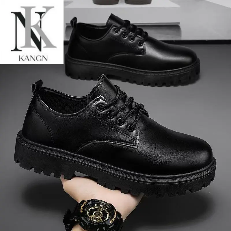 KANGN sepatu musim panas pria 2025 baru kasual bekerja sepatu kulit pria sepatu papan hitam tahan air olahraga sepatu