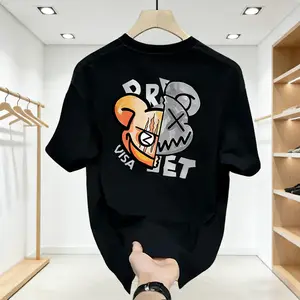 baju trend lebaran 2026 laki laki  GAYA MONOKROM YANG GAK PERNAH MATI! Kaos Hitam/Putih 24s Cotton Combed 220+GSM - Bahan Bernapas, Tebal Non Transparan. Potongan Oversize Minimalis. SEDANG DISKON GILA + COD!