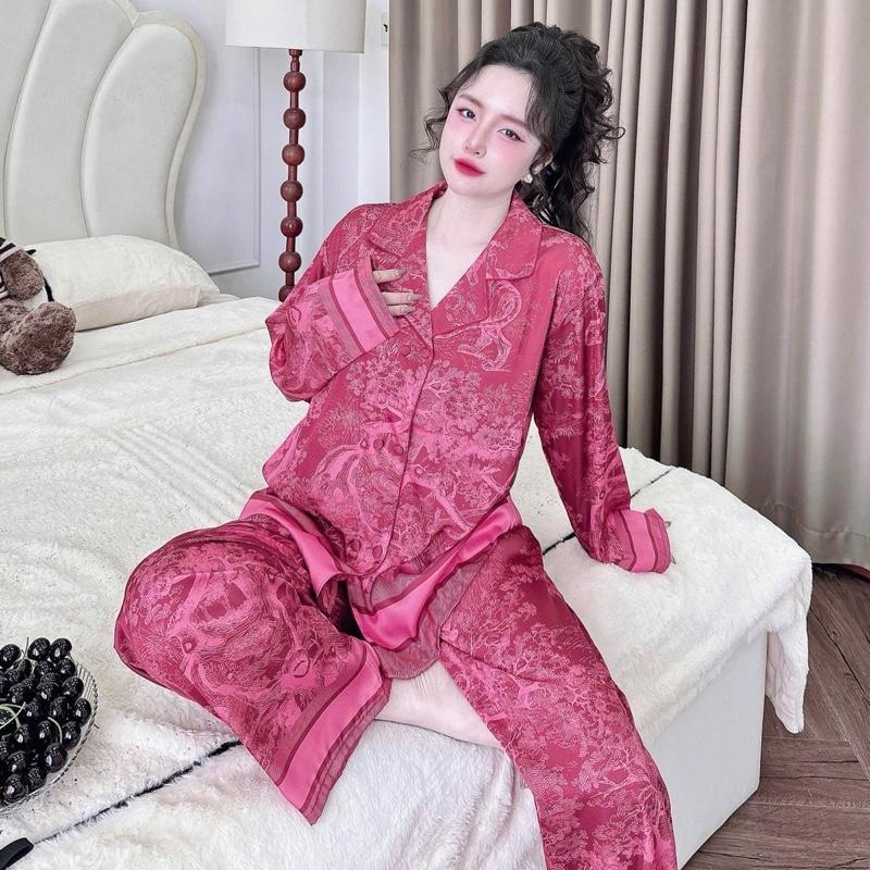 Đồ Bộ pijama lụa latin , cổ vest cúc bọc vải hoạ tiết rừng đỏ đậm  sang trọng tay ngắn , tay dài bigsize 60kg đến 90kg