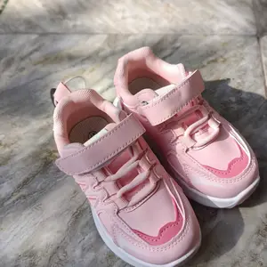 BOMBBEAR 6301 Sepatu Sekolah Anak Dengan Fashion Sneakers Mesh Sintetis Premium, Kualitas Nyaman Lentur Ringan Desain Ergonomis untuk Aktivitas Aktif Si Kecil! warna Hitam, Pink dan Abu dengan size 26-37