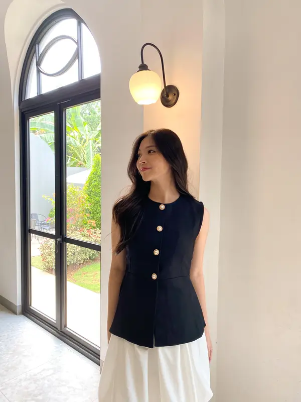 [REDCARPET] Haruki Blouse / Atasan Baju Wanita Casual Kancing Semi Formal Simple Grey Basic Cream Cewek Top Putih Rompi Vest Panjang Hitam 5