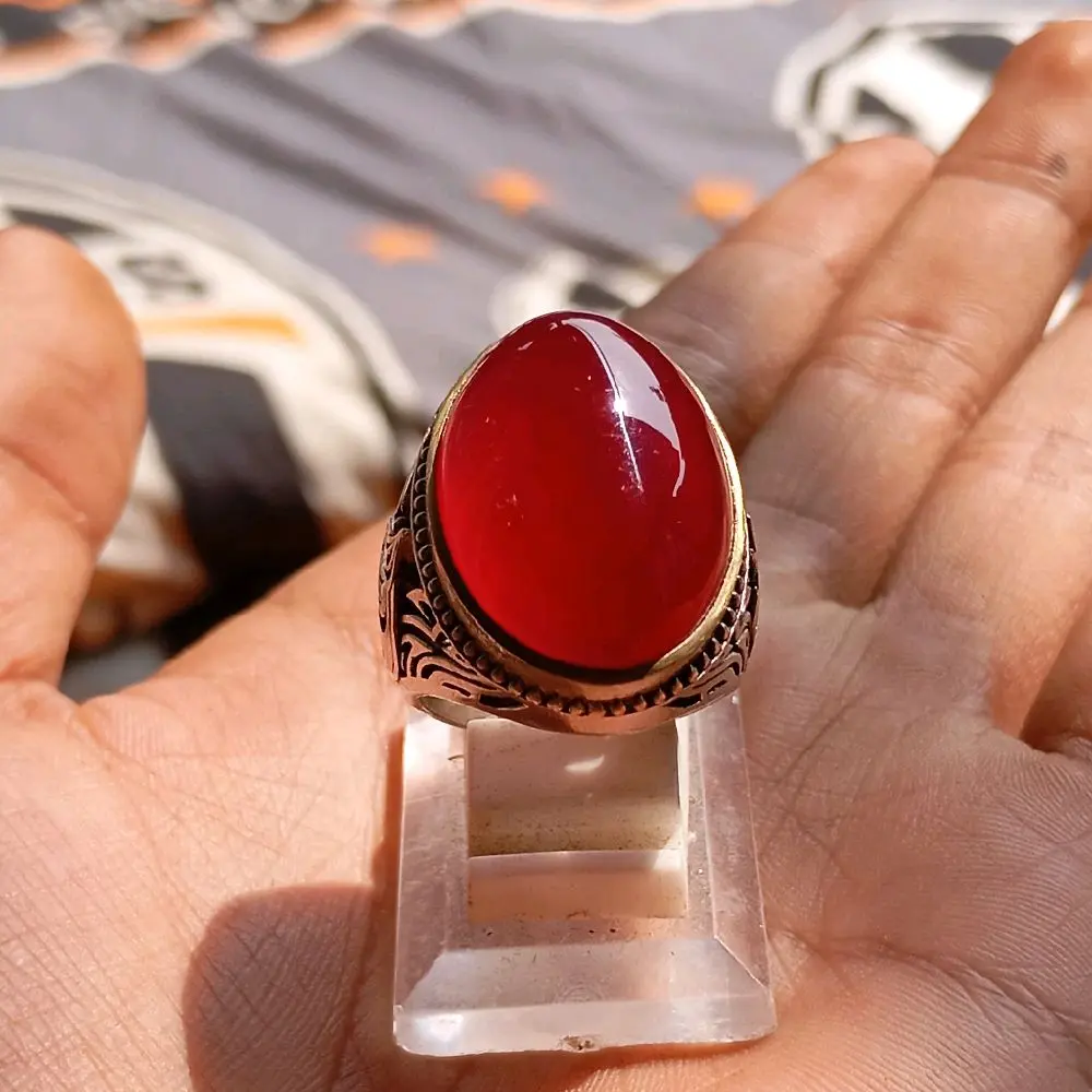 Cincin Batu Merah Muda dengan Desain Elegan dan Detail yang Menarik