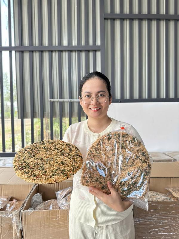 Mẹ Phượng Ba Con Cơm cháy đáy nồi mắm hành sấy cay giòn rụm túi 500gr Snack Food Ăn Vặt hương vị cay nhẹ thành phần gạo tẻ sốt mắm truyền thống