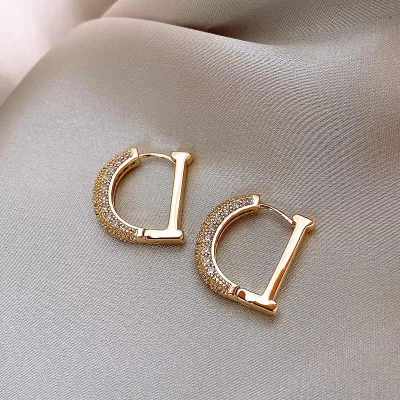 Product Introduction of ต่างหูตัวอักษร รูปตัว "D" เพชรเทียมขนาดเล็ก เงางาม หัวเข็มขัดหูหญิง วัสดุเหล็กไททาเนียมไม่ซีดจาง สไตล์ยอดนิยมในปีนี้ สไตล์เกาหลี ไฮไลท์หรูหรา ของขวัญสำหรับผู้หญิง 15