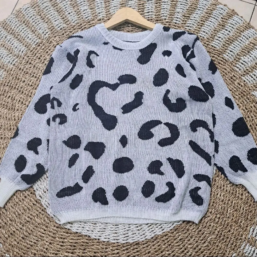 Sweater leopard warna dasar putih, corak hitam