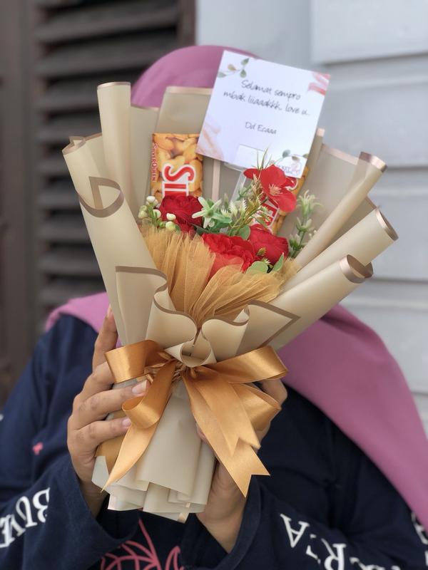 Buket coklat kado ulang tahun / wisuda / Anniversary buket coklat silverqueen ukuran small warna gold Chocolate Food 2