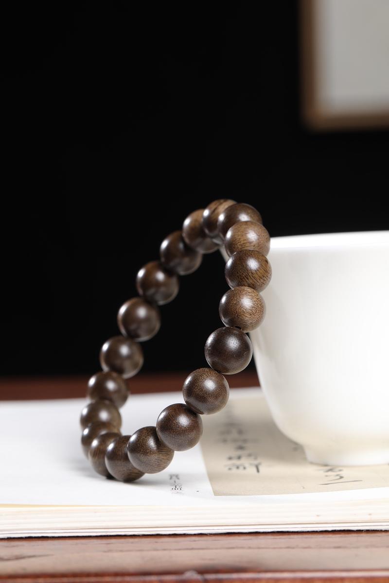 Product Introduction of Benefits: Brunei soft silk black oil agarwood bracelet Natural wild old material agarwood Oil-rich agarwood 7