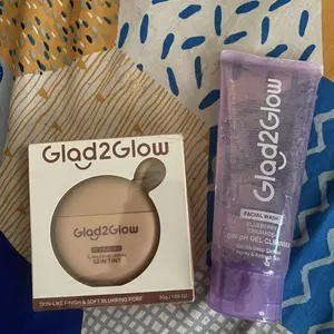 Glad2Glow Skin Tint Flawless Blurrin- Foundation Ringan Mengandung Squalane Melembabkan Skin Barrier Coverage Medium Buildable Menyamarkan Pori Pori Hasil Akhir Natural Soft Matte Oil Control Tahan Lama Seharian