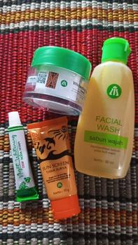 Product Review of Liz Skincare Paket Flek Hitam 4 in 1 Facial Wash Krim Pemutih Malam Siang Sunscreen Tabir Surya - Pencerah Lightening from a**s 0