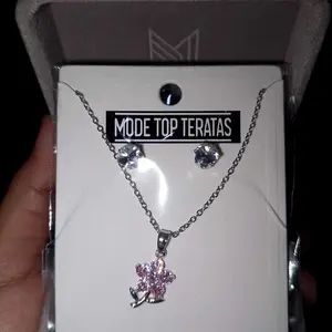 Luxeglamour- Set Kalung Dan Anting Titanium Silver Ruby Heart Set Seri Sehari-hari Perhiasan Elegan