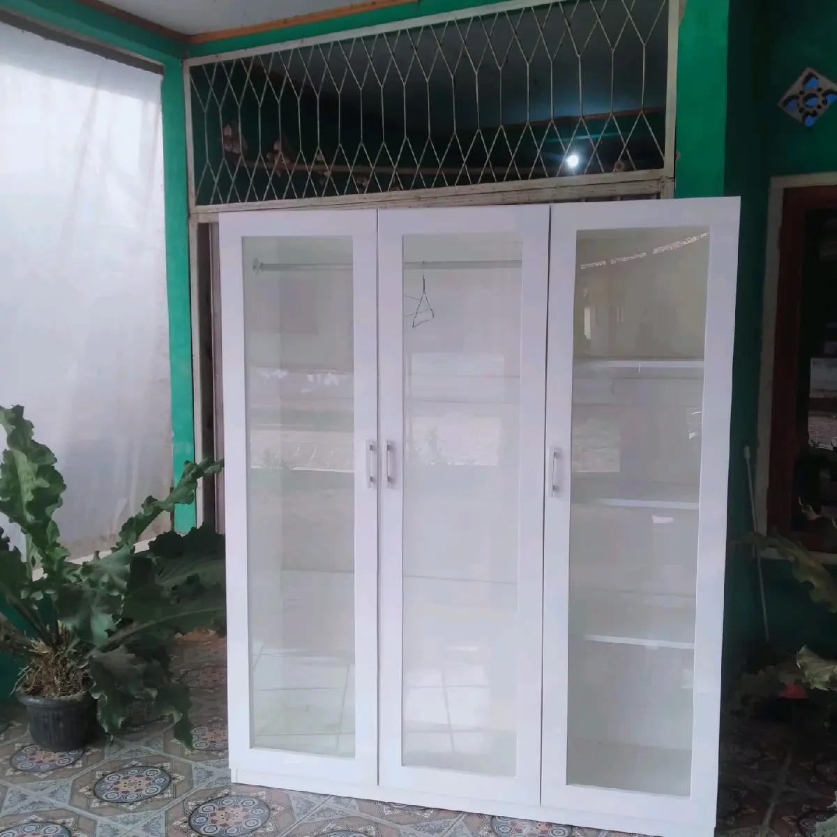 Lemari Pintu Kaca 3 Pintu - Furniture Berkualitas Tinggi