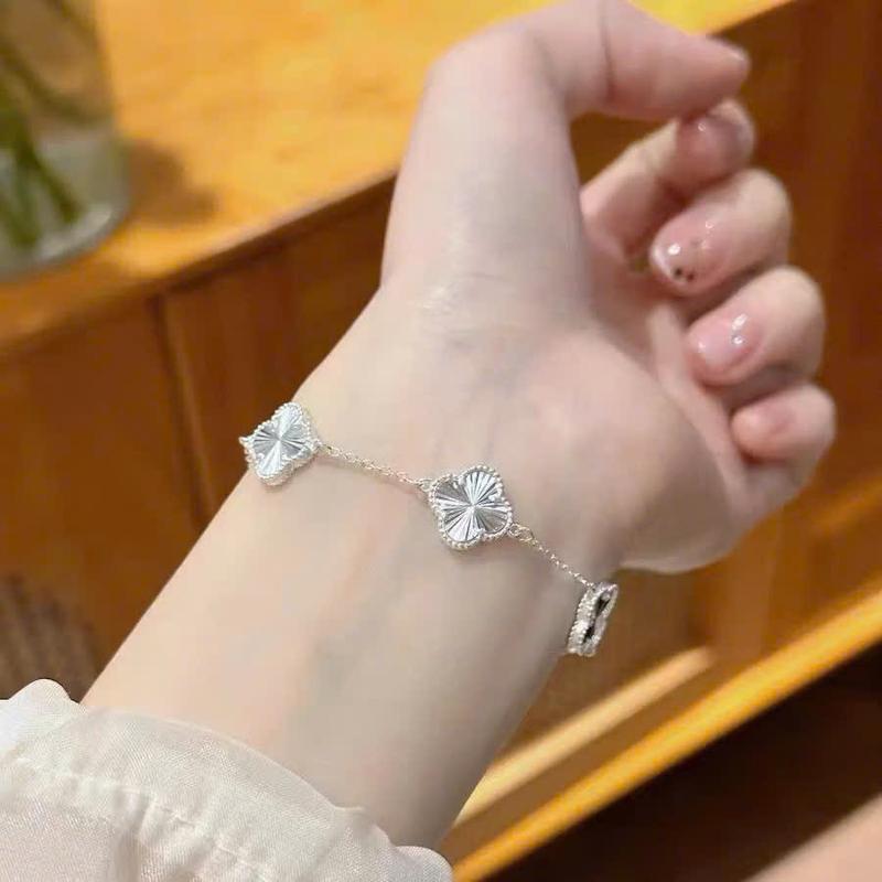 Lắc tay CỎ BỐN LÁ sang trọng nhẹ nhàng