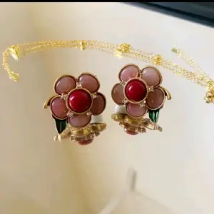 Anting Gold Plated Batu Natural Bentuk Bunga Pink Anting Mewah Wanita